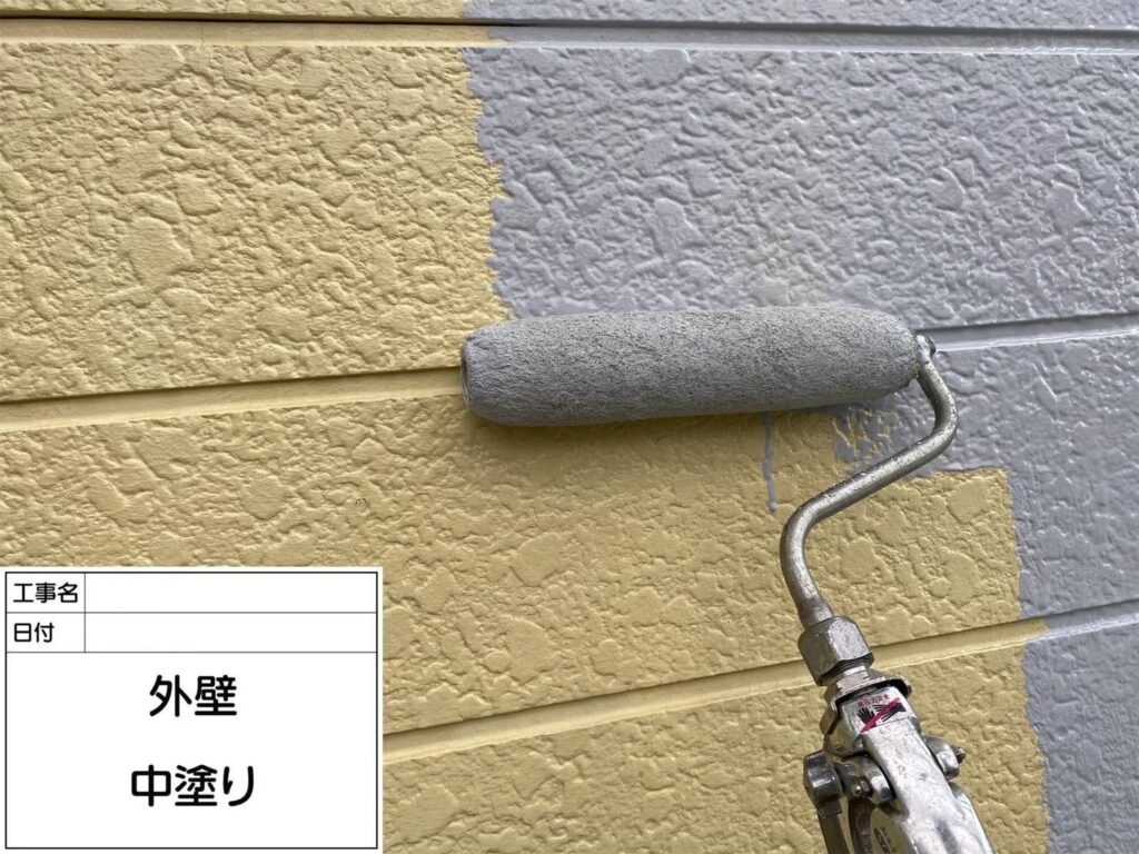 外壁の中塗りを行います。<br />
中塗りの段階で凹凸などのない平らでなめらかな下地をつくっておくことで、上塗りがきれいに塗れるため、より美しく仕上げることができます。